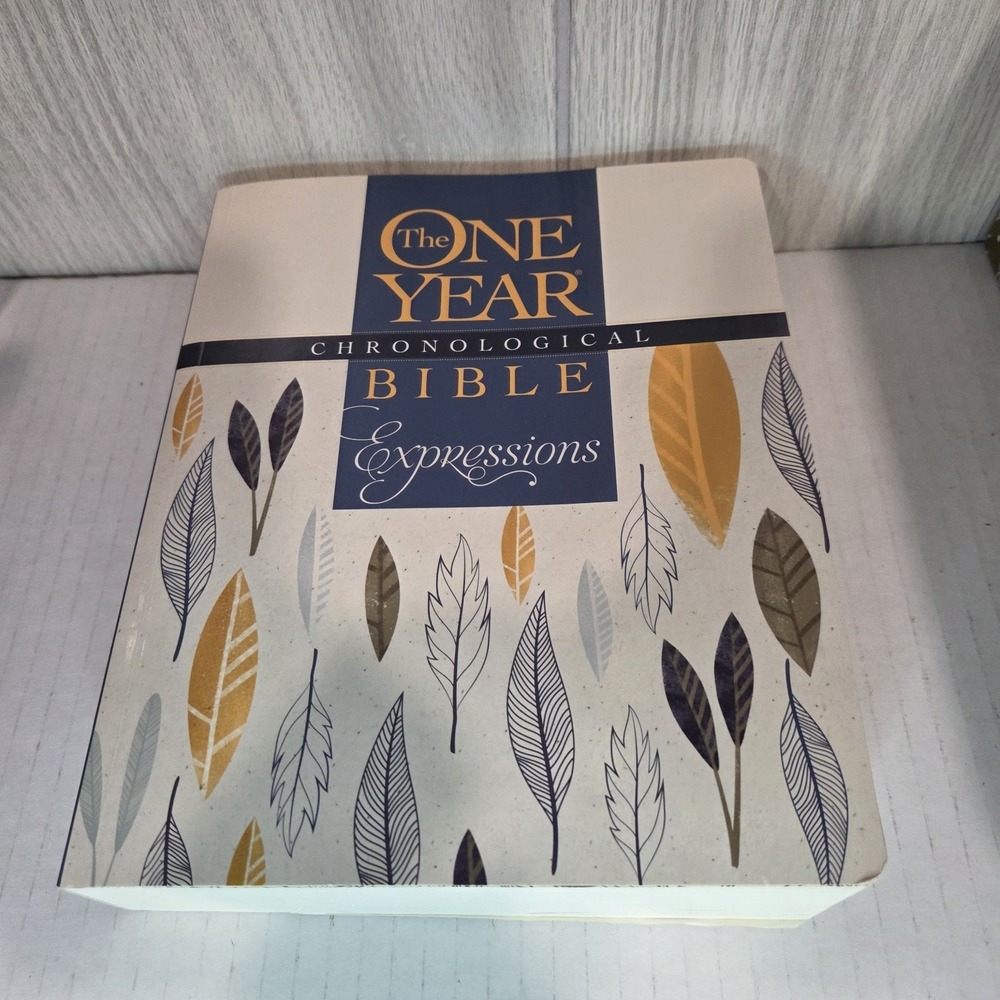 THE ONE YEAR CHRONOLOGICAL BIBLE EXPRESSIONS By Tyndale *Excellent Condition*